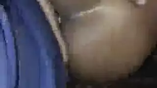 ممارسة حلق عنيفة لهذه القطة السمراء المتلهفة