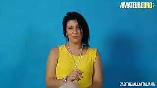 يضاجعها ويقذف