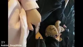 يدخل هزاز في كسها