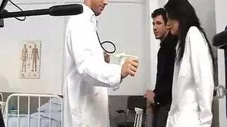 الفاتنة السودانية كاترينا في مشهد جنس جماعي