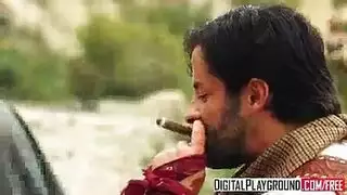 عاهرة رائعة تبلع قضيب بعمق مثل محترفة