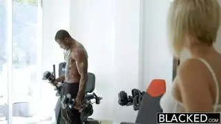 الام تاتي وتنام معه بته