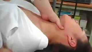 ممرضة صغيرة تقيس حرارة المريض بجسدها