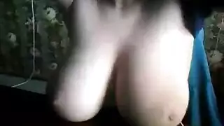 إثارة مراهقة تمارس العادة السرية بمشهد إباحي