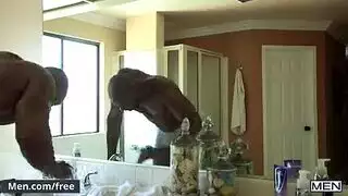 رجل يفشخ طيزه للنيك عربي