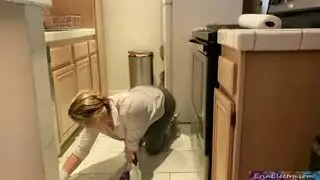 حادث فرن زوجة الأب يتحول إلى جنس كلبي خشن