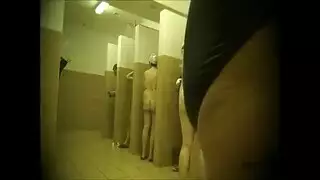 عاهرة ناضجة تخلع شورتها لمشهد بورن هاردكور