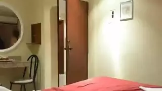 مراة تستدرج طفلا وينتاكها