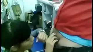 ابنها عصبي عطتها صدرها يمص