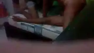 جنس جماعي مع أمهات مثيرة: نساء ذوات خبرة في فعل جماعي عنيف