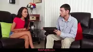 مراهقة آسيوية ترتدي فستان مطبوع بحيوانات تمص قضيب جارها الكبير