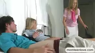 شباب يتبادلون الأماكن لجنس مثي مكثف في فيلم إباحي