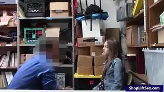 مداهمة إباحية: ضابط يمارس الجنس بقوة مع بنت حامل على المكتب