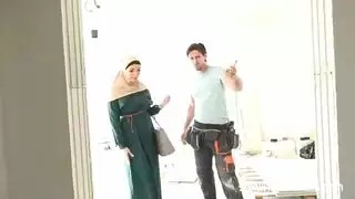 مشاهد محجبة قاسية: قضيب العامل يضربها في الشقة الفارغة