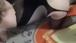 عاهرة عراقية يتم تدمير فرجها بقضيب مصري