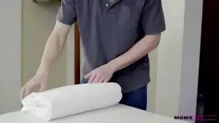 مساج ثنائي ينتهي بإيلاج مزدوج مع الأم وابنتها