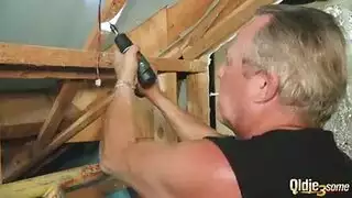 علاقة عائلية محرمة: رجل عجوز وحفيداته في فعل صريح