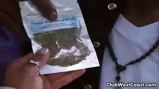 الشاب الأسود يملأ مؤخرة صديقه