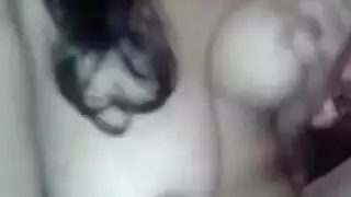 مراهقة متدربة تكشف فتحاتها الضيقة للوثب إباحي