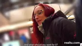 فتاة مذهلة يتم القبض عليها وتمارس الجنس بقوة في السيارة ثم الفندق من قبل سيدة ناضجة