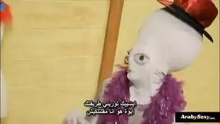 كائن فضائي يضرب إنسانة ممحونة في شريط سكس صريح