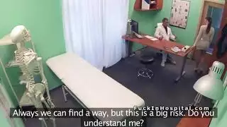 شريط سري للطبيب: نيك كس مريضة مبلل في العيادة