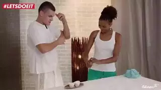 شاب ينك صديقته السمراء أثناء تدليك شهواني