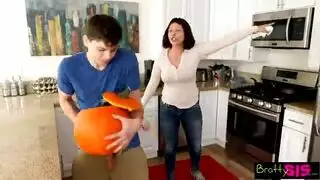 زوجة الأب تدعو صديقة لمشهد إيلاج مزدوج مع ابن الزوج