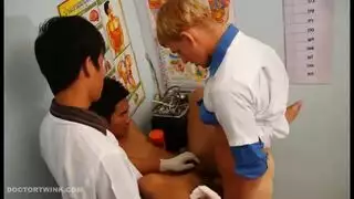 بين مراهقتين