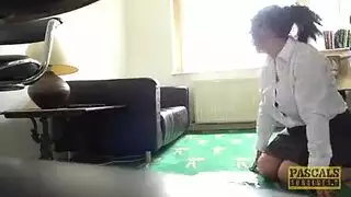 نيك مكثف على الأريكة للعاهرة الإنجليزية ينتهي بقذف فوضوي على الوجه