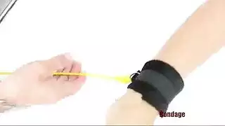 عاهرة مقيدة تأخذ قضيباً عنيفاً في حلقها وشرجها