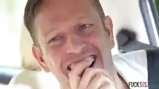 فتاة ذات صدر كبير تمارس الجنس بقسوة مع رجل عشوائي في سريره