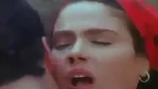 حفلة جنس مركزة على الأثداء: لوسي تضرب وتعصر في الكوخ