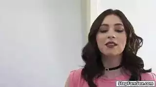 مراهقة شقراء تبلع بعمق وتركب قضيباً أسمراً ضخماً بقوة