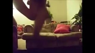 رجل ناضج ذو خبرة يظهر لشابة كيف يمارس الجنس