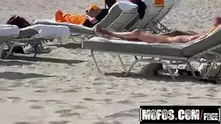 فتاة البيكيني الساخنة تأخذ قضيبًا علنيًا على الرمال