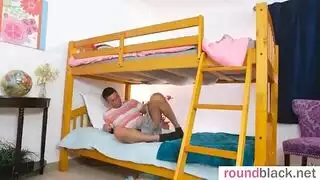 تحقيق خيالها: ممارسة الجنس معها بشراسة وهي نائمة