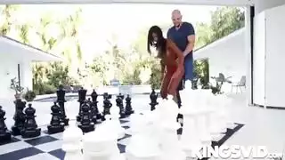 ركوب قاسي: النجمية الشقراء تفضل الدخول الخلفي