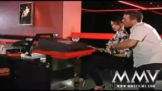 شقراء مذهلة تمارس الجنس مع رجل أسود بقوة على الأريكة