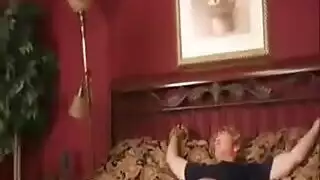 متحولة جنسياً شقراء تحصل على قذف جماعي وجنس قوي لعيد ميلادها