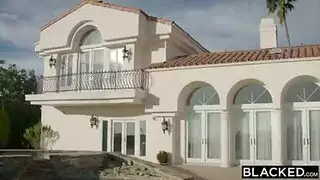 نادلة عاهرة تدمرها قضيب أسود ضخم، تبكي في نشوة