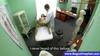 جلسة لعق فرج تجعل المريضة تتوسل لقضيب الطبيب الكبير