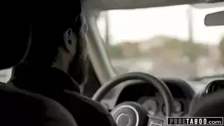 فرج أنيكا ألينا الأشقر يتعرض للضرب بقوة بجانب المسبح