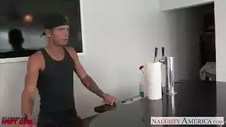 طرفة عين مثير يضبط من قبل اثنين من الرجال