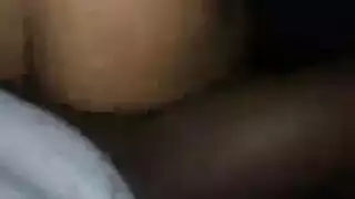 العاهرة الآسيوية الصغيرة تصرخ بينما يخترقها عمود ضخم فتحتها الضيقة