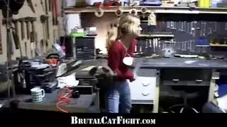 فتوات ممتلئات الأجساد تتشاجر ثم تمارس الجنس بقوة في الكراج