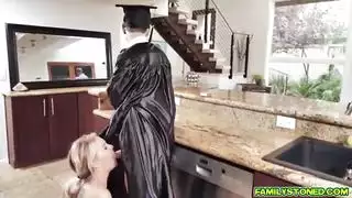 فتى متعب يجد فتاة سرية ويذهب لبلدة على فرجها
