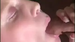 اختي تفرك لي زبي وانا نائم