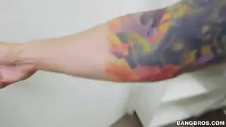 عابدة فم ساخنة لمراهقة على قضيب رجل ناضج منتصب