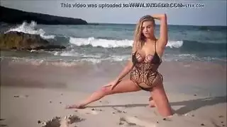 خيال الجنس الجماعي: كيت هنتر تخدم أربعة عشاق بطريقة صريحة